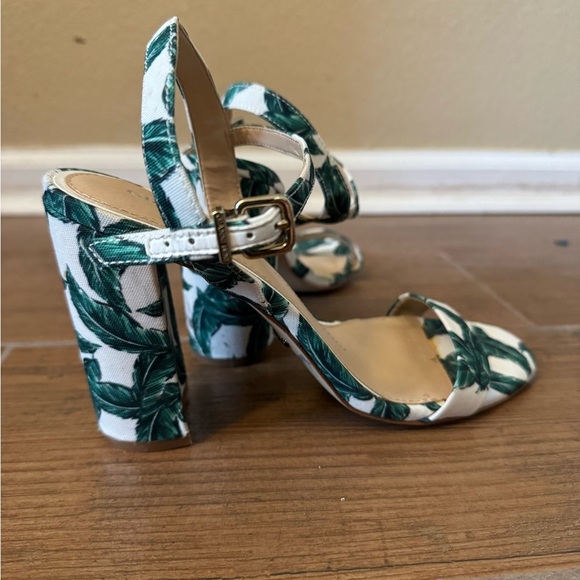 🌿 Gianni Bini Tropical Block Heel Sandals 🌿 - Picture 2 of 6
